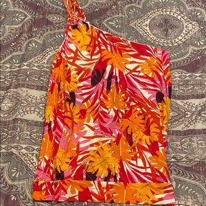 One shoulder sleeveless floral print shirt.